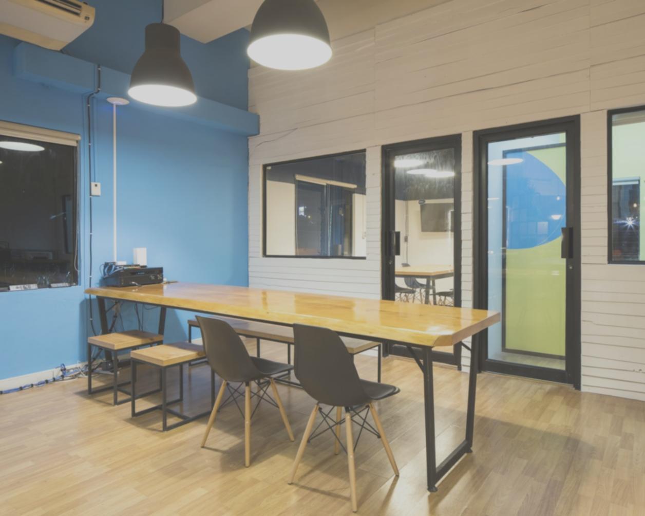 Espace de travail avec documents budgétaires et calculatrice